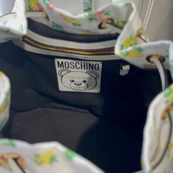 MOSCHINO 🧸
Teddy Bear Bucket Bag - Picture 14 of 15